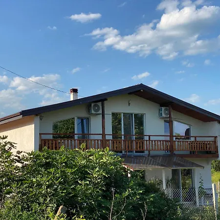 Sanny's House בית נופש Ezerets